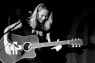 Bella Fahrny/Singer/Songwriter(CH)