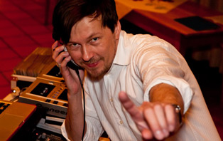 DJ Oliver garantiert Professionalit&auml;t durch jahrelange Erfahrung in renommierten Clubs, Bars, Tanzschulen und Hochzeiten in namhaften Hotels. Mit DJ Oliver buchen Sie einen zuverl&auml;ssigen Entertainer mit Qualit&auml;t. Mehr als 10 Jahre Moderator in der Schweizer Radiolandschaft runden das Profil von DJ Oliver ab und machen ihn zum charmanten Begleiter an Ihrem Abend.&Uuml;berlassen Sie nichts dem Zufall. Bei DJ Oliver kommt professionelles Equipment zum Einsatz. Drahtlose Mikrofone f&uuml;r Ansprachen und ein erstklassiges Soundsystem sind im Gep&auml;ck. Auch in der Planung werden Sie (oder die Trauzeugen) nicht alleine gelassen. Dezenter Dinnersound w&auml;hrend dem Essen sorgt f&uuml;r ein angenehmes Ambiente - stimmungsvoller Dancefloor Sound f&uuml;r ausgelassene Stimmung zu sp&auml;ter Stunde, kein fixes Set sondern Musik, individuell angepasst auf Ihre G&auml;ste. Das ist das Credo von DJ Oliver.