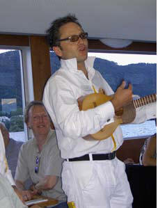Komischer Kellner Rodolfo el Tipico