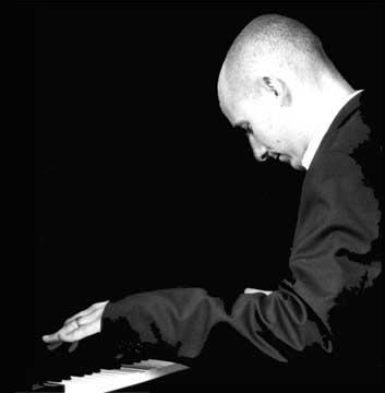 Pianist Daniel spielt dezente Bar - Piano Musik, aber auch fetziger Boogie Woogie - Blues - Jazz - Salonmusik